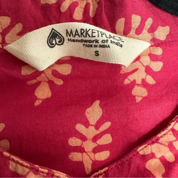 MARKETPLACE Handwork Red and Gold Patterned Button-Up tunic top size small - Picture 5 of 7